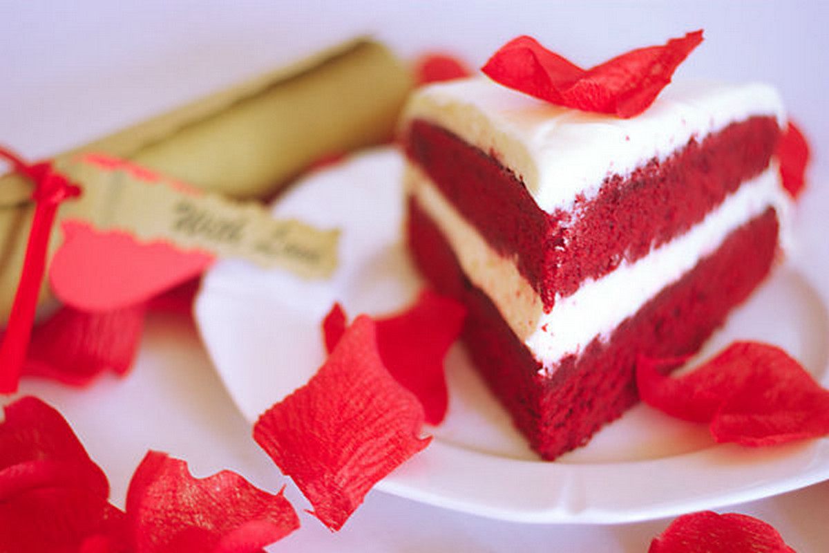 Красная кулинария. Красный бархат. Десерт красный бархат. Красный торт. Красный бархат американские Десерты.